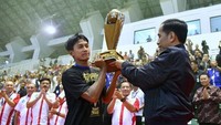 Laga final Piala Presiden 2017 diselenggarakan di Stadion Pakansari, Bogor, Jawa Barat, Minggu (12/3/2017). Arema FC jadi juaranya. Ini momen saat Jokowi menyerahkan piala.