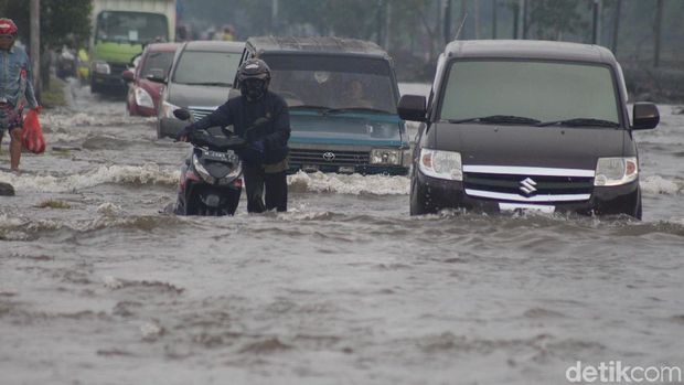 Jalan Raya Porong banjir/