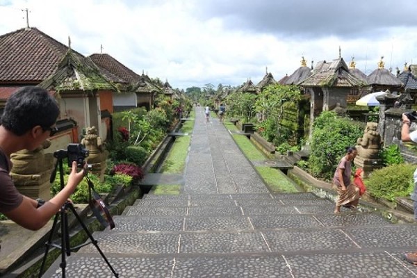Kamu yang ingin merasakan suasana desa tradisional di Bali yang asri dan asli, datang saja ke Desa Penglipuran. Di sini kamu bisa melihat jajaran rumah tradisional Bali yang tersusun rapi dengan desain yang sama. ( Pingkan Pashanita/dtraveler) Kamu yang ingin merasakan suasana desa tradisional di Bali yang asri dan asli, datang saja ke Desa Penglipuran. Di sini kamu bisa melihat jajaran rumah tradisional Bali yang tersusun rapi dengan desain yang sama. ( Pingkan Pashanita/dtraveler)