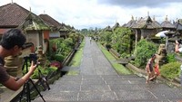 Kamu yang ingin merasakan suasana desa tradisional di Bali yang asri dan asli, datang saja ke Desa Penglipuran. Di sini kamu bisa melihat jajaran rumah tradisional Bali yang tersusun rapi dengan desain yang sama.  ( Pingkan Pashanita/dtraveler)