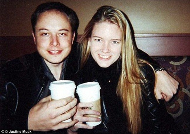 Justine Wilson adalah istri pertama Elon Musk. Mereka menikah pada 2000 dan dikaruniai dua anak kembar di 2004 diikuti kelahiran tiga bayi kembar pada 2006 melalui program bayi tabung. CEO Tesla dan Space X bercerai dari Justine yang berprofesi sebagai penulis pada 2008 setelah delapan tahun bersama.Foto: Daily Mail