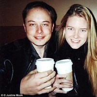 Justine Wilson adalah istri pertama Elon Musk. Mereka menikah pada 2000 dan dikaruniai dua anak kembar di 2004 diikuti kelahiran tiga bayi kembar pada 2006 melalui program bayi tabung. CEO Tesla dan Space X bercerai dari Justine yang berprofesi sebagai penulis pada 2008 setelah delapan tahun bersama.Foto: Daily Mail