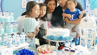Ini potret kebersamaan keluarga Meisya dan Bebi saat ulang tahun setahun anak bungsunya yaitu Muhammad Bambang Arr Ray Bach. Foto: Instagram @meisya_siregar