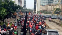 Tim Persija Jakarta dikawal suporternya melakukan pawai dari Senayan menuju ke Balai Kota (Foto: Seysha Desnikia/detikcom)