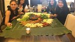 10 Foto Ini Jadi Bukti Kalau Wulan Guritno dan Keluarganya Doyan Makan!