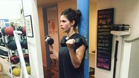 Nah, ketika latihan angkat beban, Alex langsung serius. (Foto: instagram/alexandradaddario)