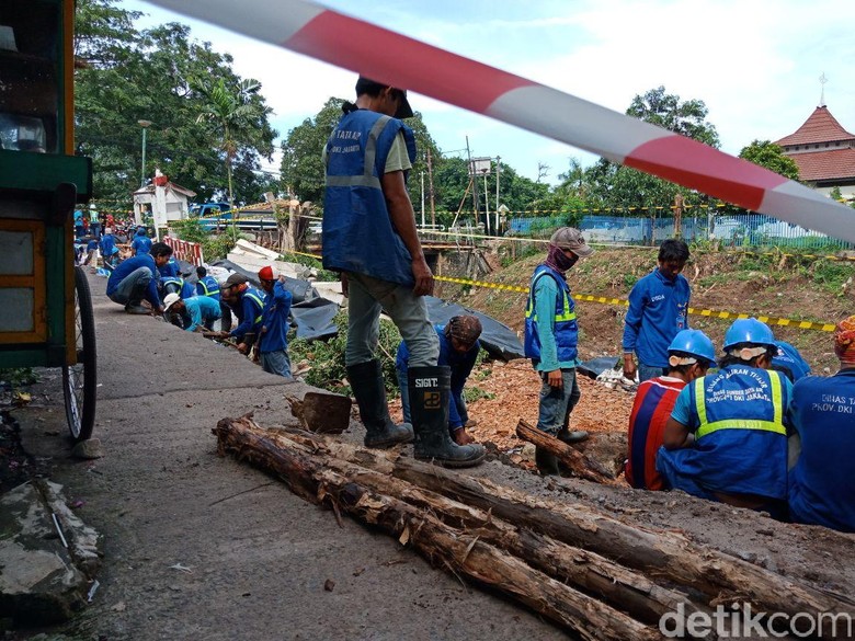 Cegah Jalan di Pulogadung Semakin Ambles. Tiang Pancang Dipasang Cegah Jalan di Pulogadung Semakin Ambles. Tiang Pancang Dipasang