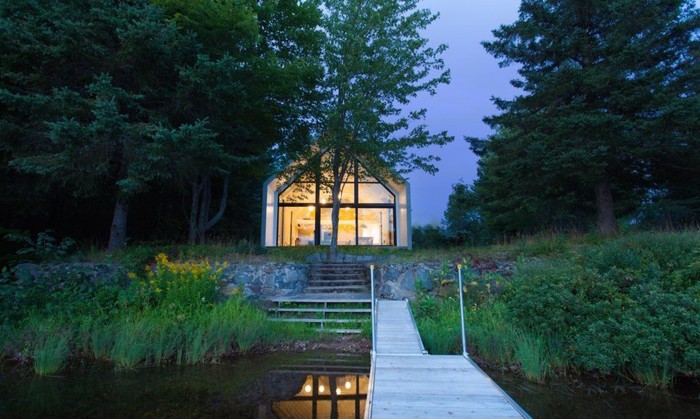Cantiknya Rumah Putih di Pinggir Danau yang Muat 12 Orang