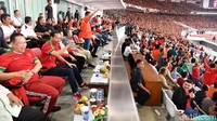 Foto: Laily Rachev/Biro Pers Setpres. Presiden Jokowi dan Gubernur DKI Anies Baswedan duduk sebaris saat laga final antara Persija dengan Bali United berlangsung di Stadion Gelora Bung Karno (GBK) Senayan. Ketua Panitia Maruarar Sirait mengatakan, dirinya sengaja menyediakan bangku yang hanya berjarak tiga orang dengan Presiden Jokowi untuk Anies Baswedan.