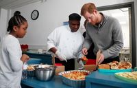 Ini Aksi Pangeran Harry Layani Makan Siang Gratis untuk Anak Sekolah