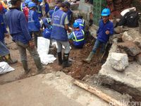 Jalanan Ambles di Pulogadung, Petugas Lakukan Perbaikan