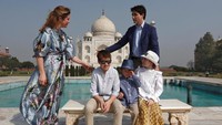 Justin Trudeau lalu mengajak istri dan ketiga anaknya untuk berpose di depan Taj Mahal yang ikonik.