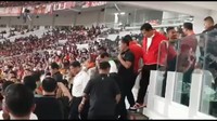 Anies yang berjalan di belakang mereka lalu dicegah Paspampres untuk turun.