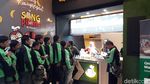 Ini Aksi Kaesang Pangarep Layani Pembeli di Pembukaan Gerai Sang Pisang Bandung