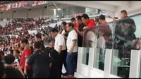 Dari video terlihat Presiden Jokowi sudah lebih dahulu turun bersama dengan Menko Polhukam Wiranto, Seskab Pramono Anung dan Menpora Imam Nahrawi.