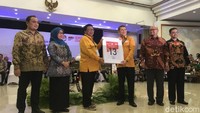 Partai Hanura mendapat nomor urut 13. Ketua Umum Partai Hanura Oesman Sapta Oedang dan Sekjen Partai Hanura Herry L Siregar yang langsung mengambil nomor urut tersebut (Foto: Arief Ikhsanudin/detikcom)