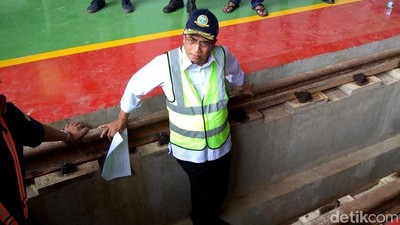 Gaya Menhub Blusukan Hingga masuk Kolong Rel di Akhir Pekan