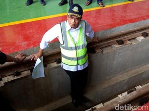Gaya Menhub Blusukan Hingga masuk Kolong Rel di Akhir Pekan