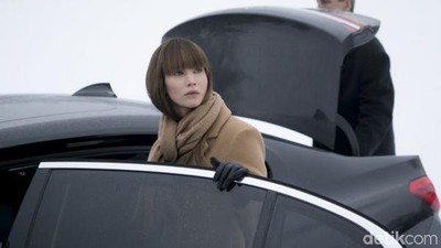 Jennifer Lawrence Naik Mobil Mewah Nan Glamor