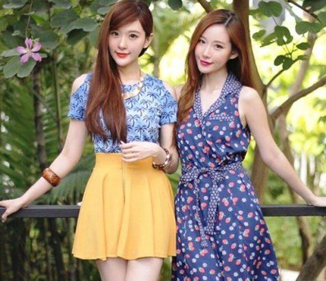 Elle dan Jess adalah si kembar manis dari Indonesia. Kedua wanita cantik ini kerap kali membagikan momen bersama sebagai kakak beradik di media sosial. Foto: Instagram