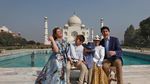 Saat PM Kanada Justin Trudeau Ajak Keluarga Pose di Taj Mahal