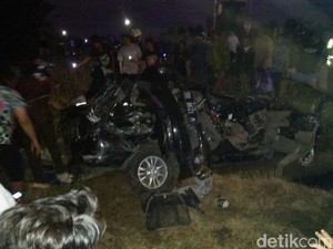 5 Orang Selamat Meski Mobil yang Dinaiki Ditabrak KA Pandan Wangi