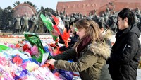 Warga Korut meletakkan bunga di hari peringatan kelahiran Kim Jong Il