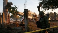 Tentara berjaga di dekat lokasi jatuhnya pesawat militer yang mengangkut Menteri Dalam Negeri Meksiko Alfonso Navarete dan Gubernur Oaxaca Alejandro Murat. (Foto: REUTERS/Jorge Luis Plata)