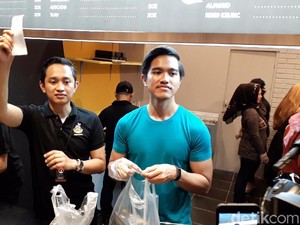 Melihat Lagi Keseruan Pembukaan Sang Pisang Kaesang di Bandung