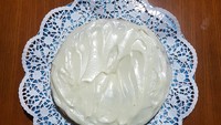 Wulan Guritno sepertinya suka masak. Tapi masak dessert. Ini dia hot milk cake dengan topping cream cheese ala Wulan. Duh, jadi pengen icip dessert buatan aktris senior ini, deh! Foto: Instagram @wulanguritno