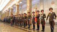 Tentara berjajar di Kusmusan Palace of the Sun. Kusmusan Palace of the Sun di Pyongyang yang sebelumnya merupakan kediaman resmi pemimpin Korut, difungsikan menjadi Mausoleum sejak pendiri Korut, Kim Il-Sung, meninggal tahun 1994 lalu. Kim Il-Sung merupakan kakek Kim Jong-Un.