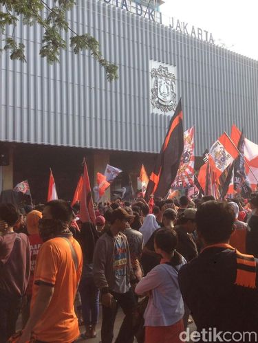 Persija Juara, Massa Jakmania Nyebur ke Kolam Balai Kota