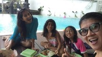 Makan nasi tempong bersama dengan Louisa dan Syabila di pinggir kolam renang. Foto: Instagram @meisya_siregar