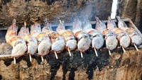 Kalau yang ini adalah penjual ikan asap. Saat lewat di pasar ini Anda akan mencium aroma bakaran yang sedap. Foto: Istimewa