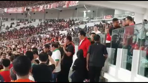 Anies dicegah Paspampres untuk turun ke podium / 