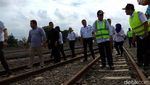 Gaya Menhub Blusukan Hingga masuk Kolong Rel di Akhir Pekan