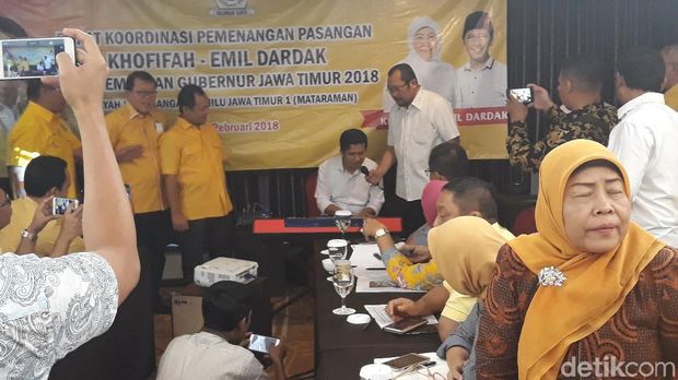 Emil Dardak sempat bernyanyi dan memainkan piano usai rapat