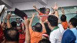 Foto: Semringahnya Anies dan Jokowi di Laga Final Piala Presiden