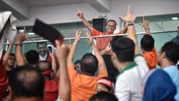 Anies tampak mengangkat kedua tangannya sembari menunjukkan salam jempol-telunjuk khas suporter Persija, The Jakmania. (Foto: Dok. Tim Media Anies Baswedan)