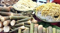 Ada juga rebung yang tak asing juga di Indonesia. Batang bambu muda ini juga sering dijadikan sebagai campuran sayur. Terlihat rebungnya segar-segar ya di sini. Ada versi batangan dan sudah diiris. Foto: Istimewa