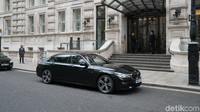Mobil itu mengantarkan Dominika, mata-mata yang diperankan oleh Jennifer Lawrence dalam beberapa kesempatan. Foto: BMW
