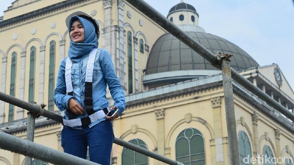 Keren! Wanita Cantik Ini Berani Kerjakan Pekerjaan Laki-laki Lho