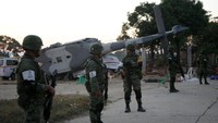 Helikopter itu jatuh menimpa dua mobil van di lapangan terbuka saat mencoba mendarat di Santiago Jamiltepec. Sedikitnya 13 orang tewas di mana 3 di antaranya ialah anak-anak. (Foto: REUTERS/Jorge Luis Plata)