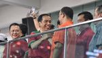 Foto: Semringahnya Anies dan Jokowi di Laga Final Piala Presiden