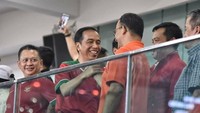 Gubernur DKI Jakarta Anies Baswedan dan Presiden Joko Widodo bersalaman dan semringah saat menonton laga final Piala Presiden 2018. (Foto: Dok. Tim Media Anies Baswedan)