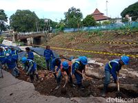 Cegah Jalan di Pulogadung Semakin Ambles. Tiang Pancang Dipasang