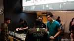 Ini Aksi Kaesang Pangarep Layani Pembeli di Pembukaan Gerai Sang Pisang Bandung