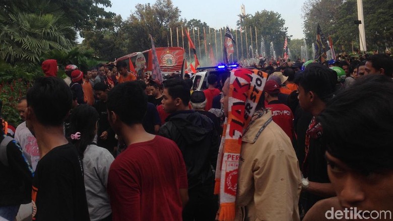 Meski Hujan Turun, Jakmania Tetap Bertahan di Balai Kota Meski Hujan Turun, Jakmania Tetap Bertahan di Balai Kota
