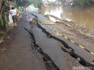 Perbaikan Jalan Retak Kampung Berlan Ditarget Selesai 1 Bulan