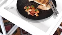 Pagi-pagi sudah ngafe buat makan sarapan. Kali ini menu yang jadi pilihan adalah cheese toast yang disajikan dengan salad buah. Foto: Instagram @alicenorin